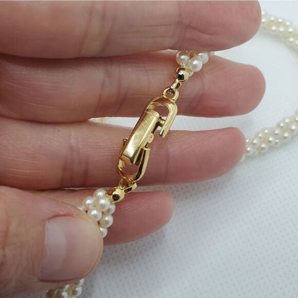 Beautiful ivory Pearl Necklace With gold tone heart. - Picture 4 of 12